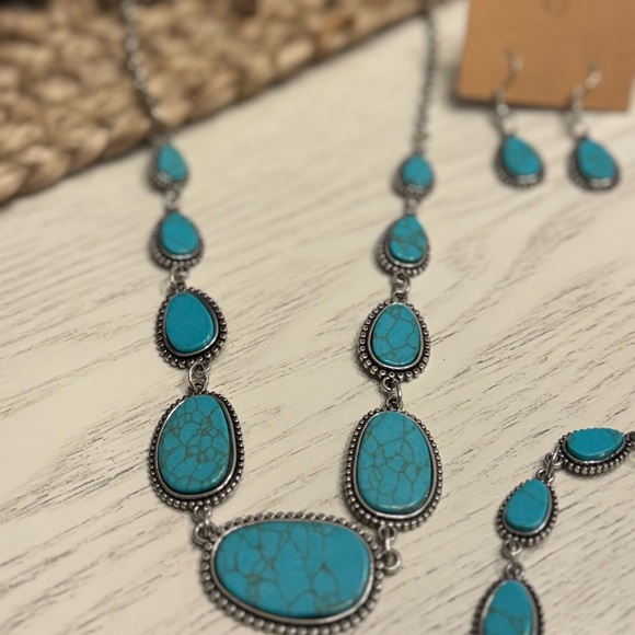 BEAUTIFUL FAUX TURQUOISE &SILVER SET - Picture 4 of 7